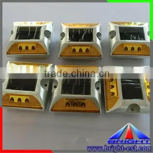 Solar Powered Reflective Road Marker thumbnail-3