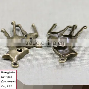 Wholesale Metal Jewelry Zinc Alloy Hollow Out Sika Deer Pendant thumbnail-2