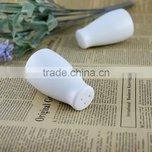 Wholesale Domestic Household White Ceramic Salt and Pepper Shaker Wedding Favors thumbnail-3