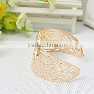 New Design Gold Hollow Triangle Bangles,metal Feather Shape Bangle in Bulk thumbnail-3