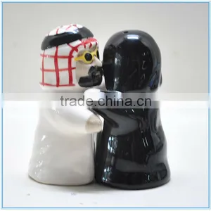 Saudi Arabia Ceramic Souvenir Hugging Salt and Pepper Shaker thumbnail-1