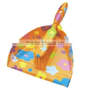 Plastic Folding Broom and Dustpan Set thumbnail-5