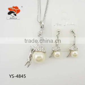 Beautiful Girl Sits Down On The Pearl Comely Two Color Jewelry thumbnail-1