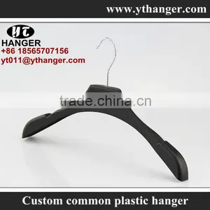 IMY-476 Black Non-slip Plastic Hanger for Wholesale thumbnail-1