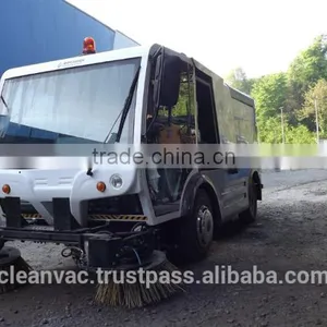 HIGH CAPACITY ROAD SWEEPER thumbnail-2