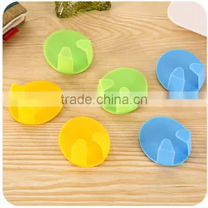 Wholesale High Quality Plug Hook Plug Sticky Hook Plastic Plug Hook thumbnail-3