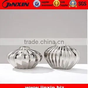 Stainless Steel Diamond-Shaped Flower Vase thumbnail-1