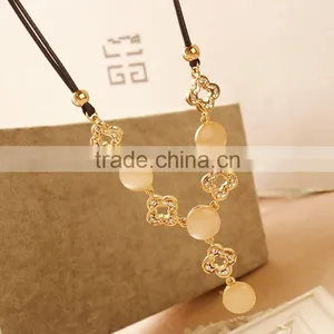 Women Crystal Rounded Pendant Necklace With Crystals Good Gifts thumbnail-2