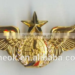 Pied Cast Star Military Badge With Pin thumbnail-1