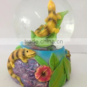 Poly Resin Lizard Souvenir Water Globe thumbnail-3