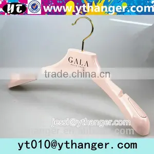 YY0481 Wholesale Cheap Gold Plastic Clothes Hanger With Notched Print Logo Plastic Hanger Supplier's Choice thumbnail-3