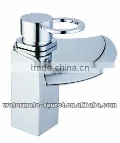 TORNEIRA DE BANHEIRO Single Handle Bathroom Faucet in Chrome thumbnail-1