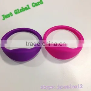 UHF 860~960Mhz ISO18000 6C Fixed Size RFID Rubber Wristband thumbnail-1