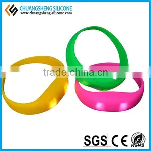 Factory Price Fashion LED Silicone Wrist Bracelet thumbnail-1
