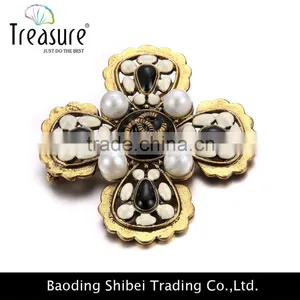 2015 Latest New Design Best Price Brooch Four Petals White Plastic Beads Cooper Brooch Wholesale thumbnail-3