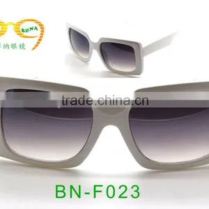 Women Square Sunglasses, Fashion Sunglasses thumbnail-1