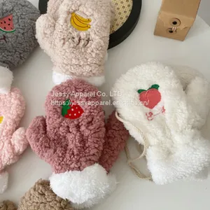 Instagram Fluffy Gloves Keep a Cute Girl Warm and Wet thumbnail-2