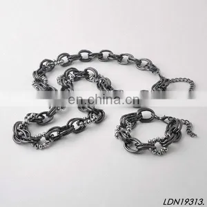 Chunky Link Chain Necklace thumbnail-4