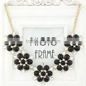 Shining Latest Popular Elegant Bright Crystal and Resin Alloy Flower Charm& Statement Necklace in Stock thumbnail-1