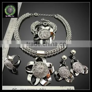 Beatiful Fashion Jewerly Set in Silver thumbnail-2