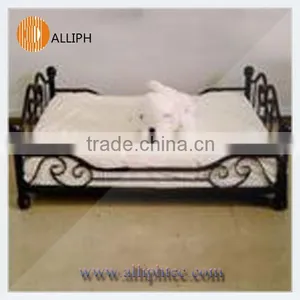 High Quality Iron Bed for Dog With Comfortable Cushion thumbnail-2