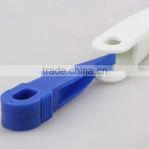 Plastic Slot Cleaning Brush With Scraper thumbnail-4