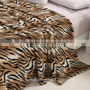 China Wholesale 100% Polyester Flannel Fleece Blanket With Satin Binding thumbnail-2