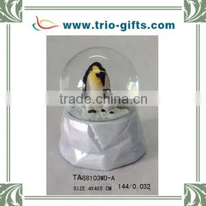 OEM Polyresin Glass Snow Globe With Penguin Design thumbnail-1