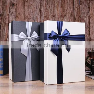 Rectangle Feather White Gift Box thumbnail-1