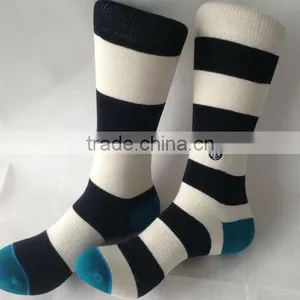 Low MOQ Classical Black and White Thick Combed Cotton Men Cozy Stripes Socks thumbnail-1