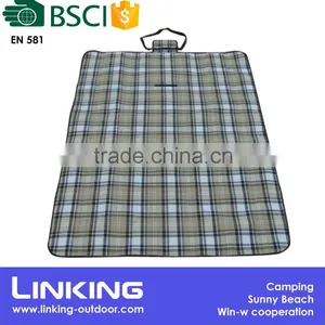 Outdoor Waterproof Picnic Blanket Folds Into Bag thumbnail-5