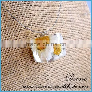 Unique Resin Crafts Real Pressed Flowers Necklace Pendant for Womens thumbnail-4