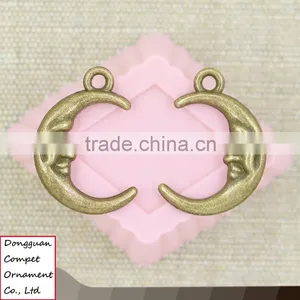 Compet Wholesale Metal Jewelry Zinc Alloy Smiling Face Grandpa Moon Shaped Pendant thumbnail-3