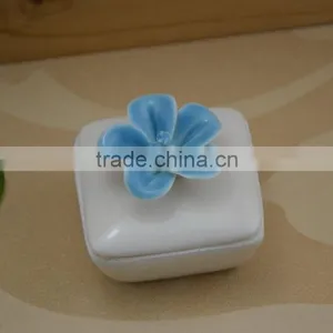 Wholesale White Ceramic Trinket Box With Flower Shape Design thumbnail-3
