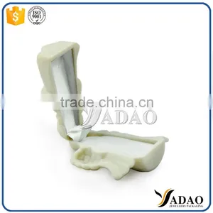 China Factory Fashion Customized Flocking Plastic Jewelry Package Box thumbnail-5