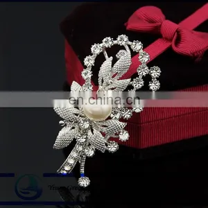 Wholesale Fashion New Crystal Brooch Pearl Brooch Pin Inlaid Wedding Rhinestone Brooch Pin thumbnail-1