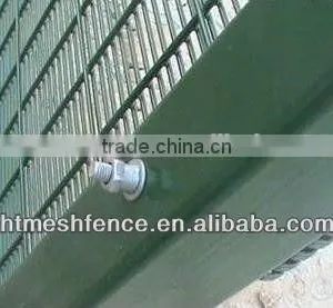 Pvc Coated Green Vinly Airport Bend Welded Wire Mesh Security Fence for Yard Guard thumbnail-4