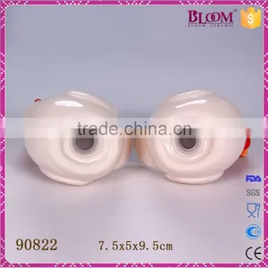 White Ceramic Salt and Pepper Shaker Set thumbnail-6