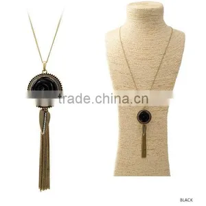 Red Green Black Resin Flower Blossom Pendant With Alloy Tassel Necklace thumbnail-2