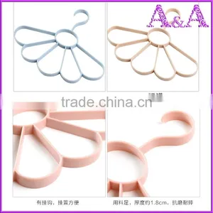 Factory Supply High Quality Various Velvet Hangers thumbnail-1