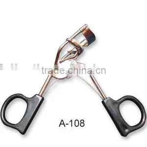 Cosmetic Eyelash Curler With Plastic Handle thumbnail-1