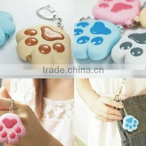Bears Paw Shaped LED Light Keychain Pendant With Sound for Promotion Gift thumbnail-1