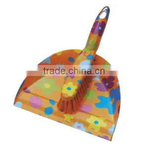 Plastic Folding Broom and Dustpan Set thumbnail-6
