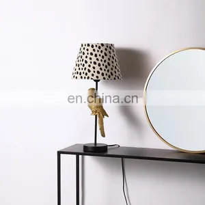 Wholesale New Arrival Exquisite Resin Craft Gifts Desk Light Home Decorative Modern Bedside Table Lamp thumbnail-4