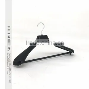 Hot-selling Black Plastic Suit Hanger With Pant Bar thumbnail-3