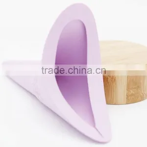 High Quality BPA Free Silicone Material Female Urinal Outdoor Using , Standing Urinal With OPP Bag Packing thumbnail-2