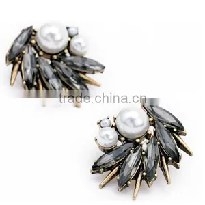 Fashion Wholesale Lady Irregular Imitation Pearl Diamond Stud Earrings thumbnail-3
