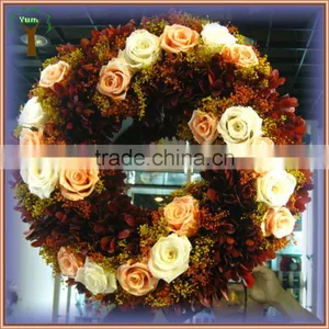 Preserved Red Boxwood Wreath Mixed With Rose Flowers for Indoor Decoration thumbnail-1