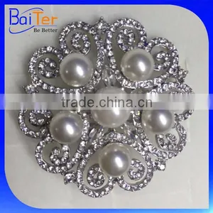 China Wholesale Fashion Pearl Rhinestone Brooch For Wedding Invitations thumbnail-1