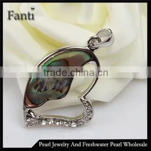 Love Shape Shell Pendant thumbnail-1